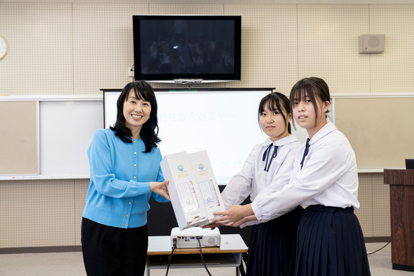 カシワバラグループ、和歌山県内の小中学校に生理用ナプキンを寄贈 画像