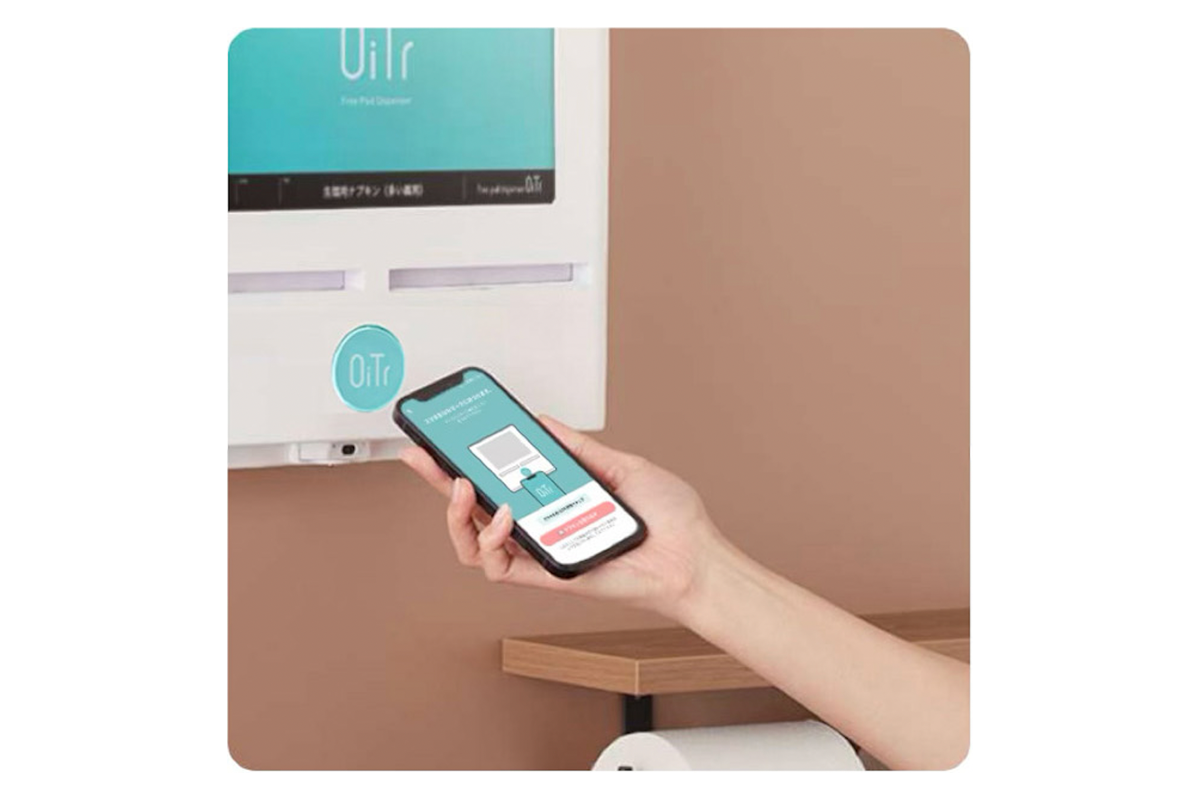 STEP③　OiTrアプリを起動し、スマートフォンをディスペンサーに近づけて、画面の取り出しボタンをタップします。