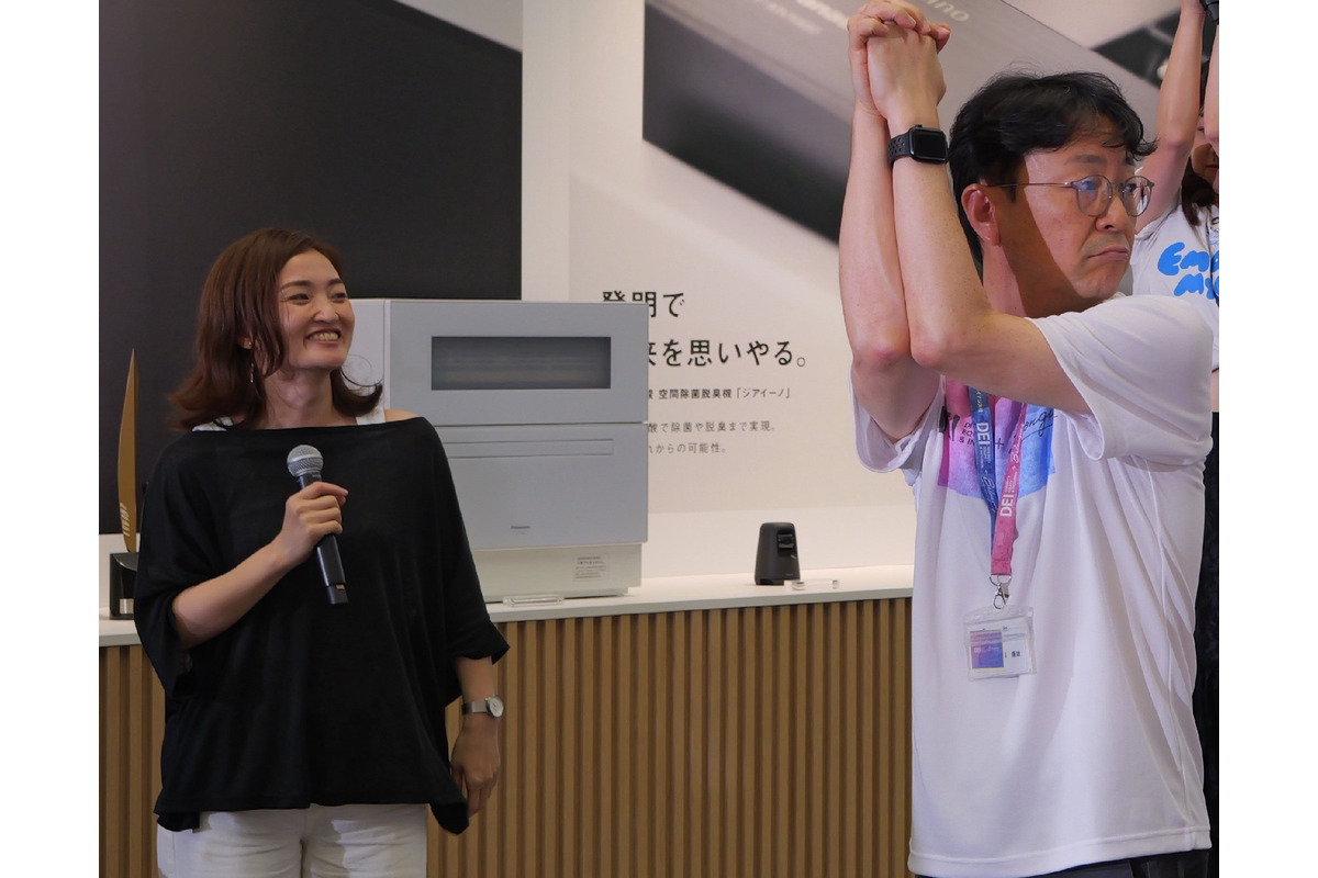 ワコール提供「YojoCheck」の様子、CHRO塔之岡が壇上で実演