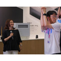 ワコール提供「YojoCheck」の様子、CHRO塔之岡が壇上で実演
